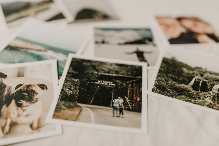 Tirages photo argentiques étalés sur un tissu blanc